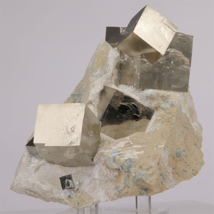 754g Pyrite Cube Grouping on Matrix title=